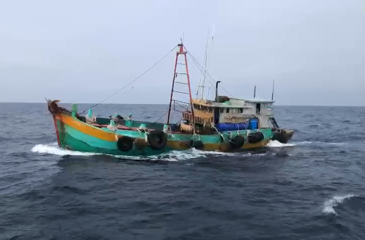 Liên tiếp bắt giữ tàu cá chở dầu DO không rõ nguồn gốc trên biển